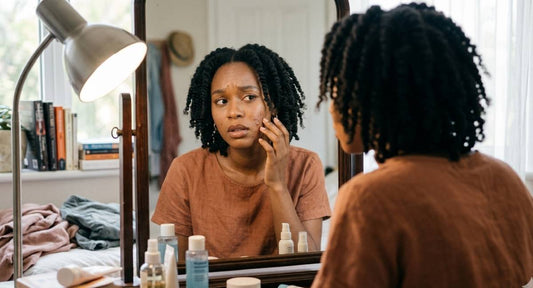 Pourquoi les boutons apparaissent sur le visage (et comment les prévenir)